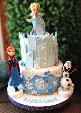 Torta artesanal con temática infantil de dos pisos - Frozen