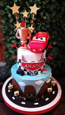 Torta artesanal con temática infantil de dos pisos - Cars