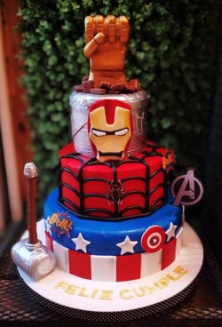 Torta artesanal con temática infantil de tres pisos - Avengers