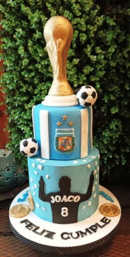 Torta artesanal con temática infantil AFA Copa del mundo, de dos pisos. Colores: celeste, blanco y dorado. Joaco.