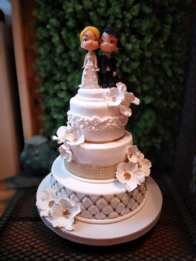 Torta artesanal de bodas de tres pisos