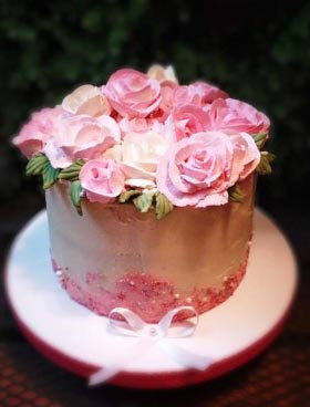 Torta artesanal con decorada con rosas, de un piso