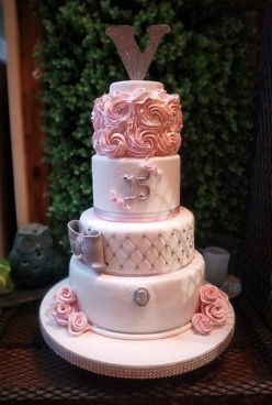 Torta artesanal de bodas de cuatro pisos