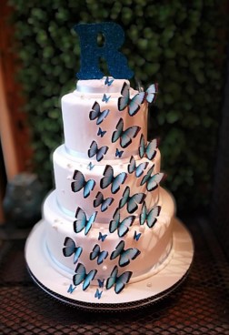 Torta artesanal de bodas de tres pisos mariposas celestes