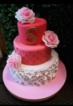 Torta artesanal de tres pisos temática flores en blanco rosa y dorado